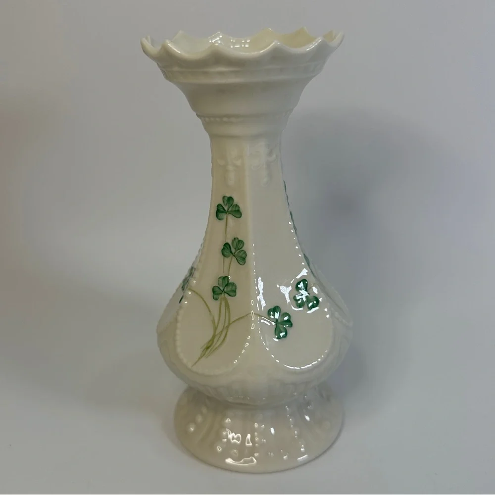BELEEK Ireland Beautiful Irish‎ Shamrocks Porcelain Fluted Top Table Vase